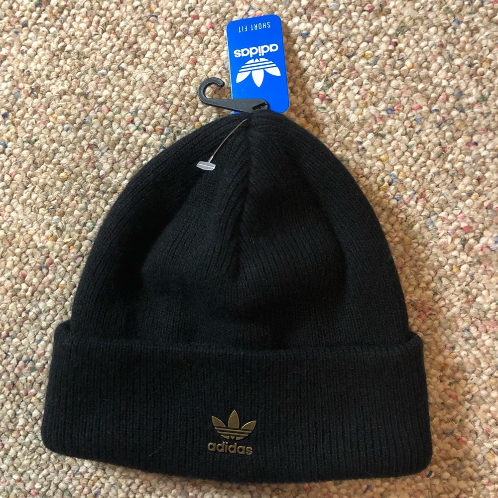 🆕 adidas Originals Metal Badge Beanie - Picture 2 of 6